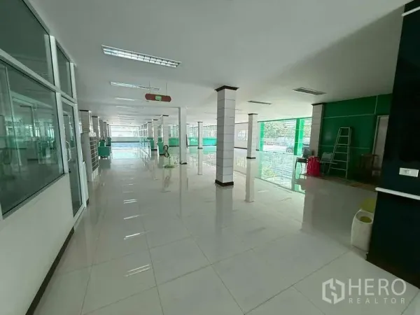 คลังสินค้า ให้เช่าในMueang Samut Prakan, Samut Prakan - ชั้นสำนักงานโอเพ่นสเปซ กั้นกระจก เสาพร้อมแสงธรรมชาติ