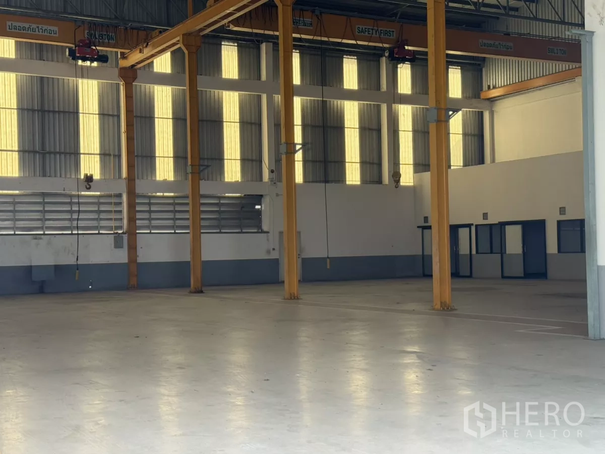 Factory for rent or sale in Bang Phli, Samut Prakan - Large factory hall with multiple gantry beams and polished concrete floor.