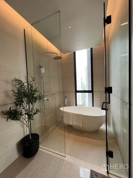 带办公室的家 出售在Prawet, Bangkok - 豪华卫浴，玻璃淋浴间、独立浴缸与高窗。