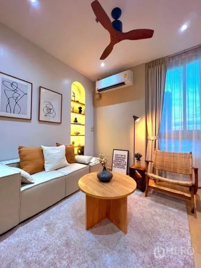 คอนโด ให้เช่าในRatchathewi, Bangkok - มุมนั่งเล่นสไตล์อบอุ่น โซฟา ชั้นโชว์เว้า เพดานพัดลม และหน้าต่างใหญ่ ใกล้ BTS