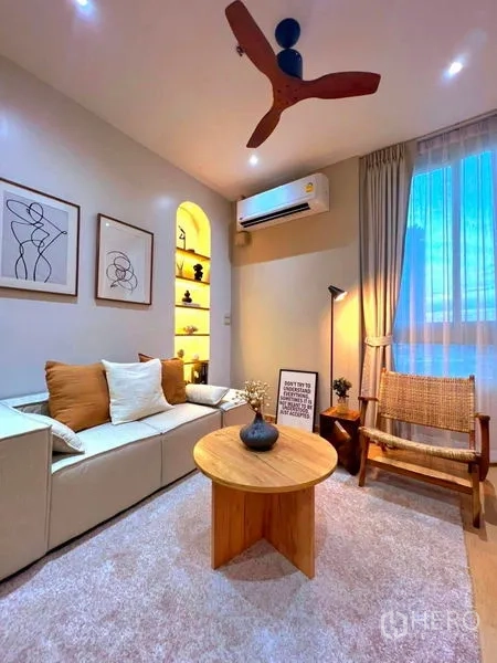 คอนโด ให้เช่าในRatchathewi, Bangkok - มุมนั่งเล่นสไตล์อบอุ่น โซฟา ชั้นโชว์เว้า เพดานพัดลม และหน้าต่างใหญ่ ใกล้ BTS