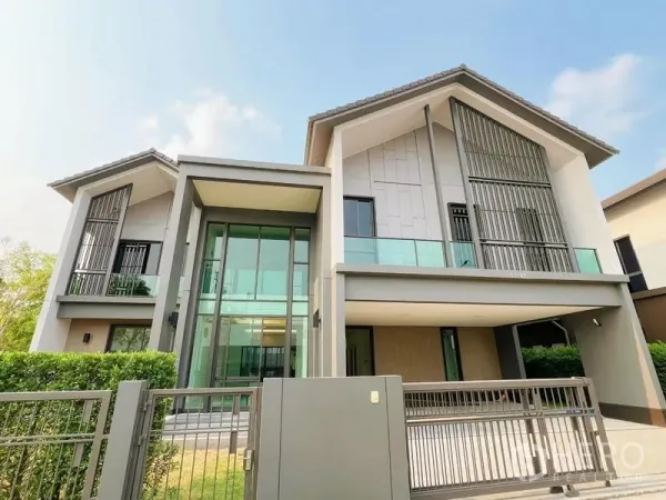 บ้าน ขายในBangkok Noi, Bangkok - ด้านหน้าบ้านสมัยใหม่ กระจกสูงสองชั้นและที่จอดรถในร่ม
