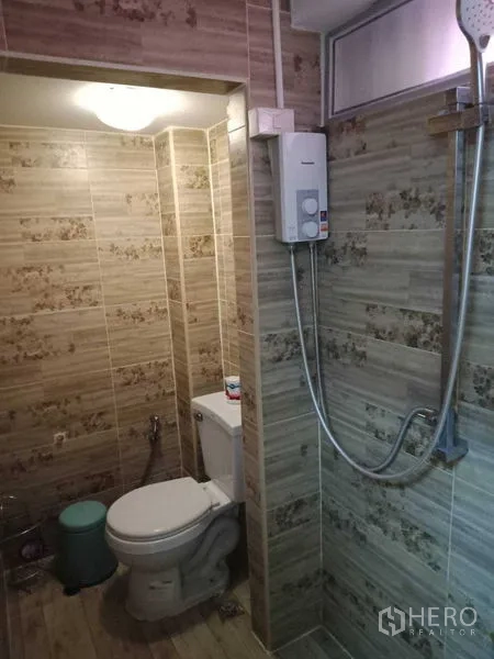 联排别墅 出租在Khlong Toei, Bangkok - 全瓷砖浴室，配花洒热水器与马桶