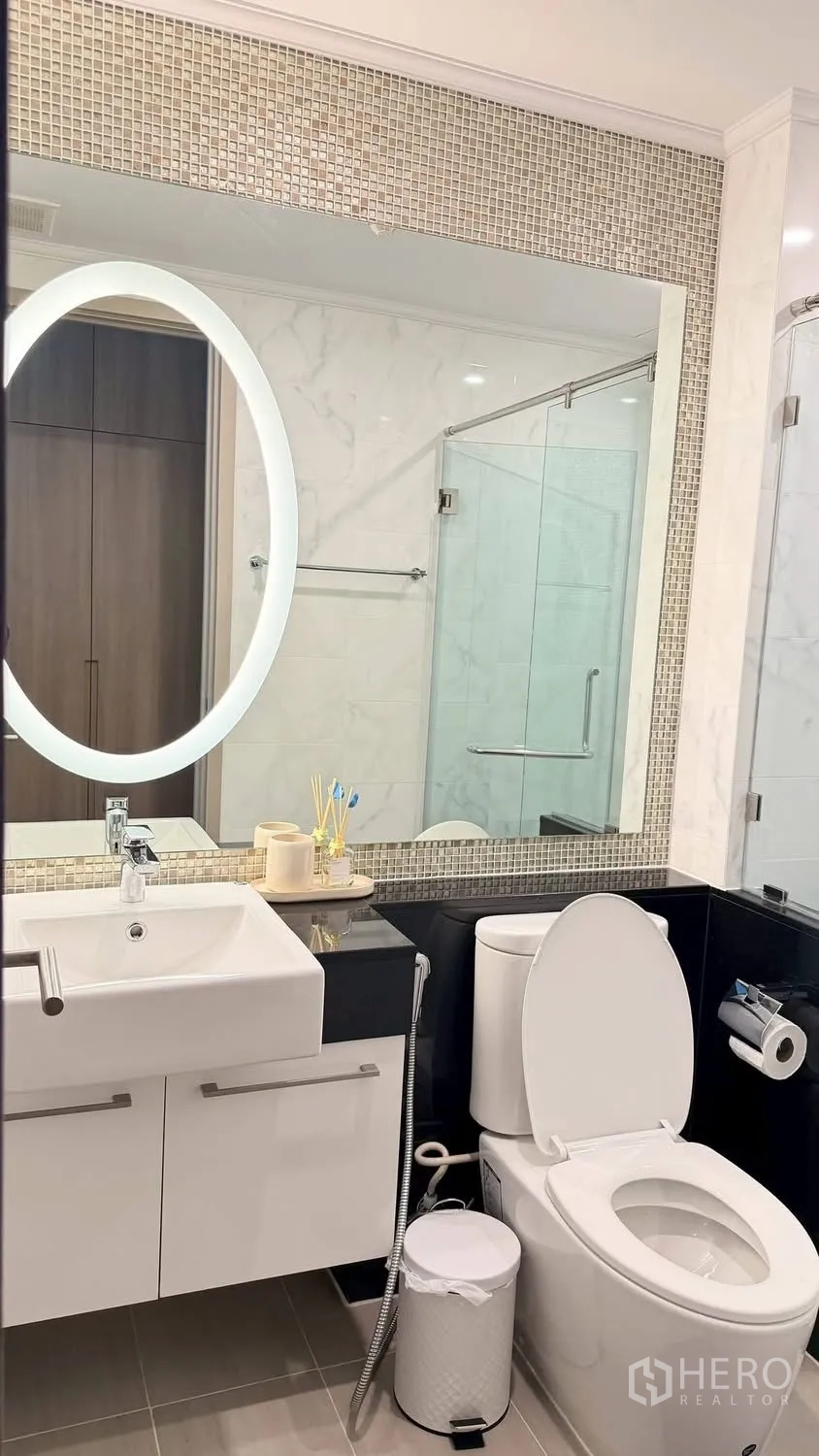 公寓 for rent in Watthana, Bangkok - 现代卫浴配发光镜、洗手台与玻璃淋浴间。