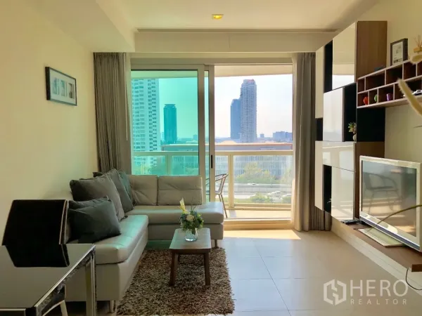 คอนโด ให้เช่าหรือขายในKhlong San, Bangkok - พื้นที่นั่งเล่นเปิดออกสู่ระเบียงกระจก มองเห็นสกายไลน์และวิวแม่น้ำ พร้อมชั้นทีวี