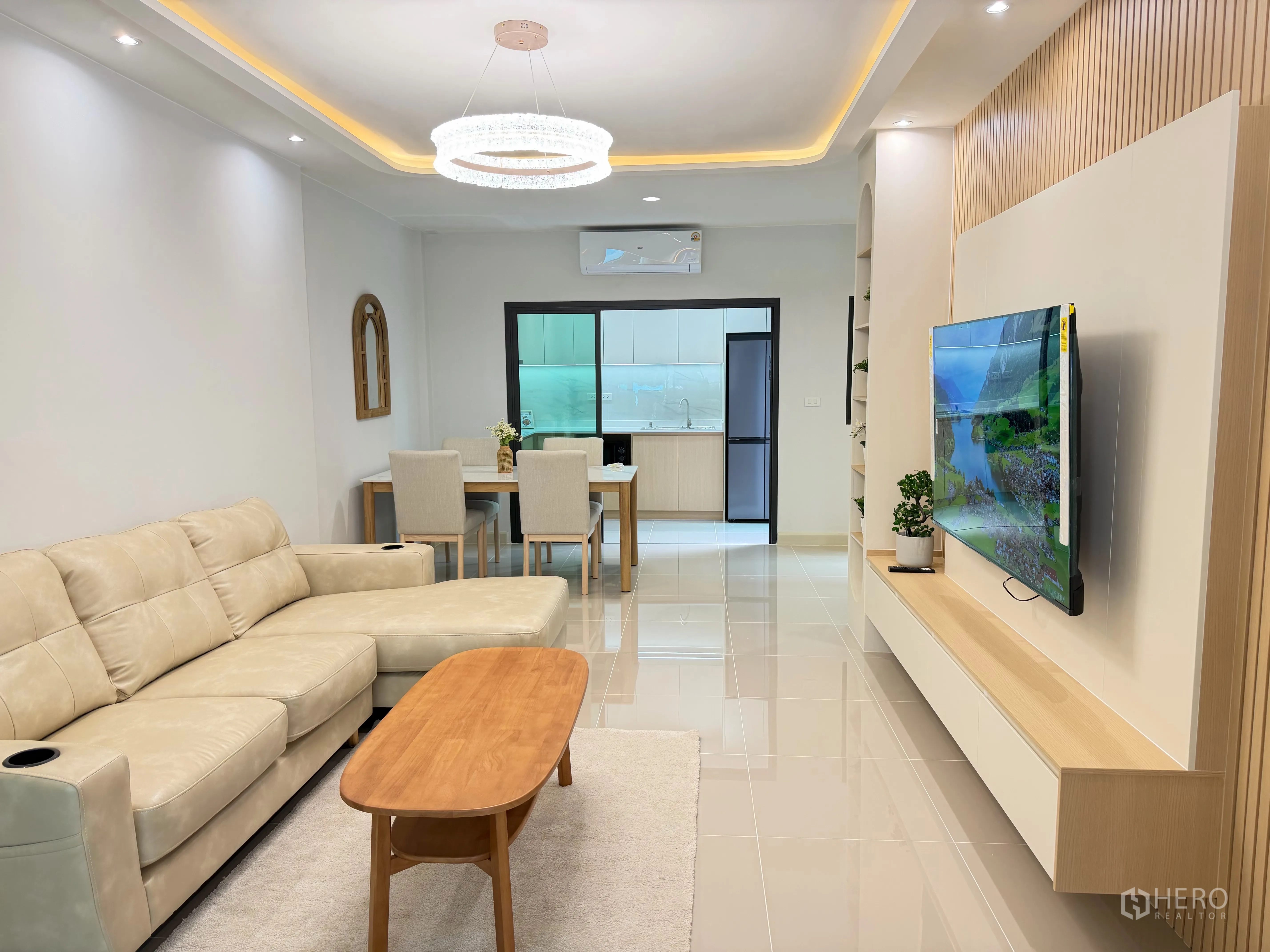 ทาวน์เฮาส์ for rent in Bang Phli, Samut Prakan - โถงนั่งเล่นและรับประทานอาหารแบบเปิดพร้อมโซฟาและชั้นทีวี