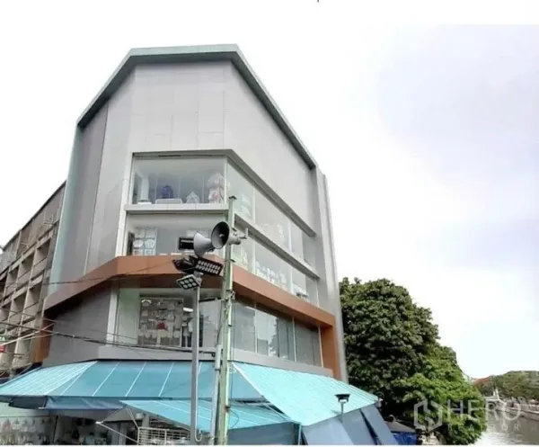 店屋 出租在Pathum Wan, Bangkok - 多层商铺外立面斜角视图，配大面积展示窗与简洁线条。