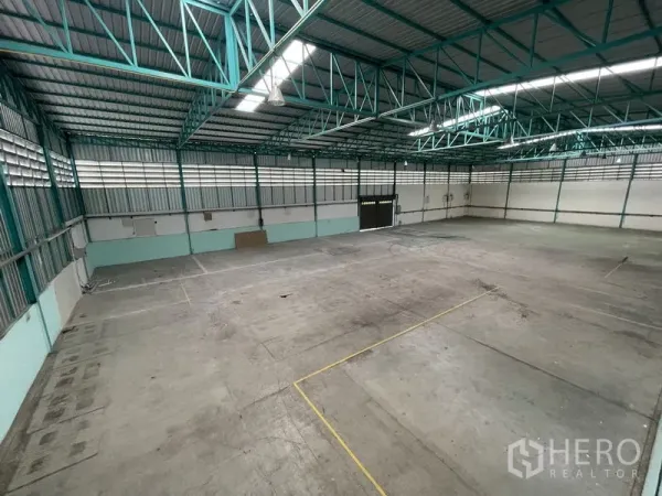 货栈 出租在Lat Lum Kaeo, Pathum Thani - 宽敞仓库内部，高钢桁架屋顶与侧墙通风百叶，大跨度空地。