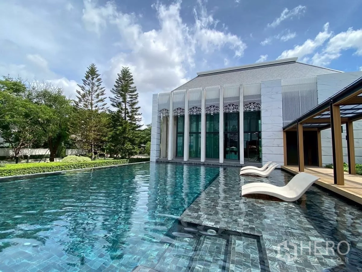 บ้าน ให้เช่าในBang Phli, Samut Prakan - สระว่ายน้ำคลับเฮาส์ พร้อมเตียงนอนน้ำ และสวนจัดแต่ง