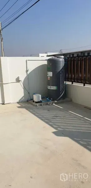 工厂 出租在Lam Luk Ka, Pathum Thani - 室外设备区，混凝土露台上的水箱与水泵