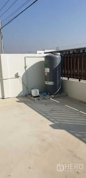 工厂 出租在Lam Luk Ka, Pathum Thani - 室外设备区，混凝土露台上的水箱与水泵