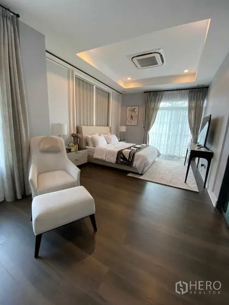 บ้าน ให้เช่าในBang Khen, Bangkok - ห้องนอนใหญ่กว้าง พร้อมมุมนั่งเล่น ฝ้าหลุม และหน้าต่างบานใหญ่