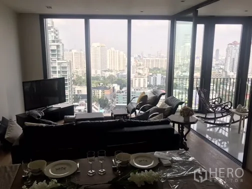 公寓 出租或出售在Khlong Toei, Bangkok - 客餐厅一体，通高落地窗与阳台俯瞰城市
