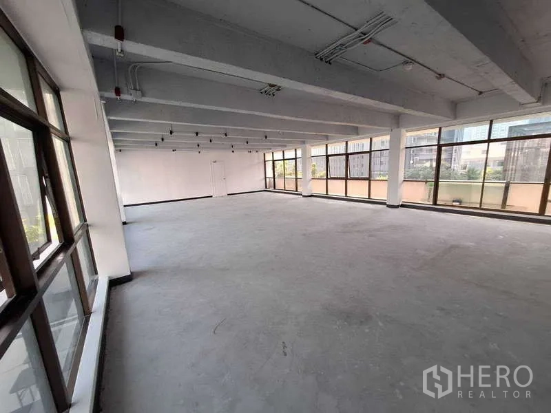 办公空间 出租 - 开阔工作区，立柱少，白色墙面与全景窗带来充足采光。