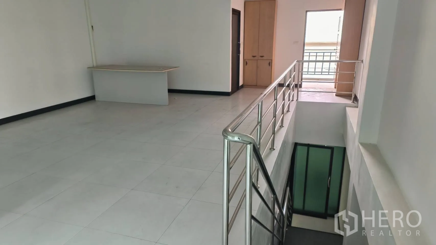 办公空间 出租在Khlong Toei, Bangkok - 楼层平台，栏杆与内置柜，通往阳台。