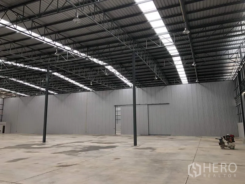 货栈 出租在Lat Krabang, Bangkok - 仓库大跨度空间，金属墙面、天窗与大型滑动门
