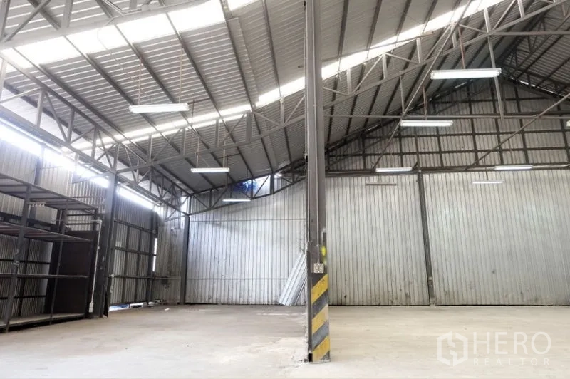 คลังสินค้า ให้เช่าในPak Kret, Nonthaburi - พื้นที่โกดังไร้เสากลาง เสาเซฟตี้ลายเหลืองดำ และผนังเมทัลชีท