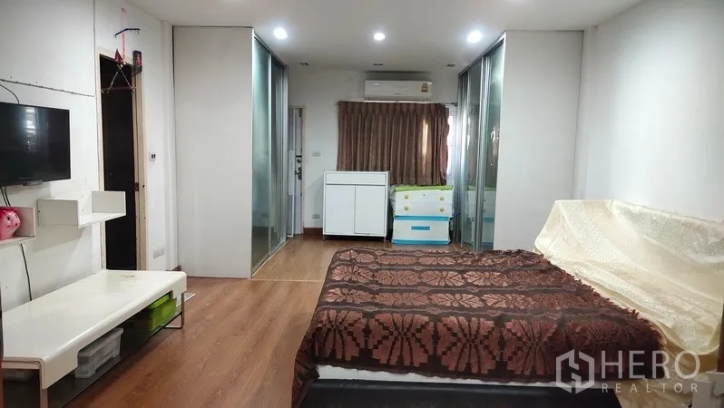 ทาวน์เฮาส์ ให้เช่าในWatthana, Bangkok - มุมห้องนอนมาสเตอร์ มีทีวีติดผนัง แอร์ และผ้าม่านทึบ