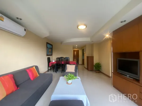 Condominium for rent in Phaya Thai, Bangkok - Living and dining space with built-in TV cabinet and recessed lighting.