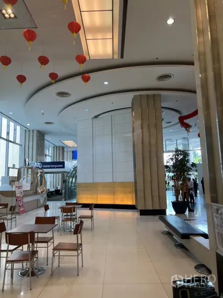 零售空间 出租在Khlong Toei, Bangkok - 宽敞商场走廊，弧形天花、灯笼装饰、咖啡摊位与座位区