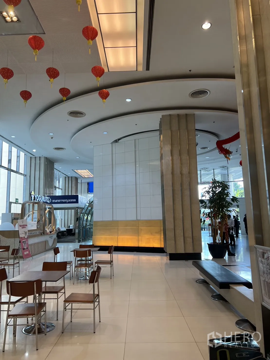 零售空间 出租在Khlong Toei, Bangkok - 宽敞商场走廊，弧形天花、灯笼装饰、咖啡摊位与座位区