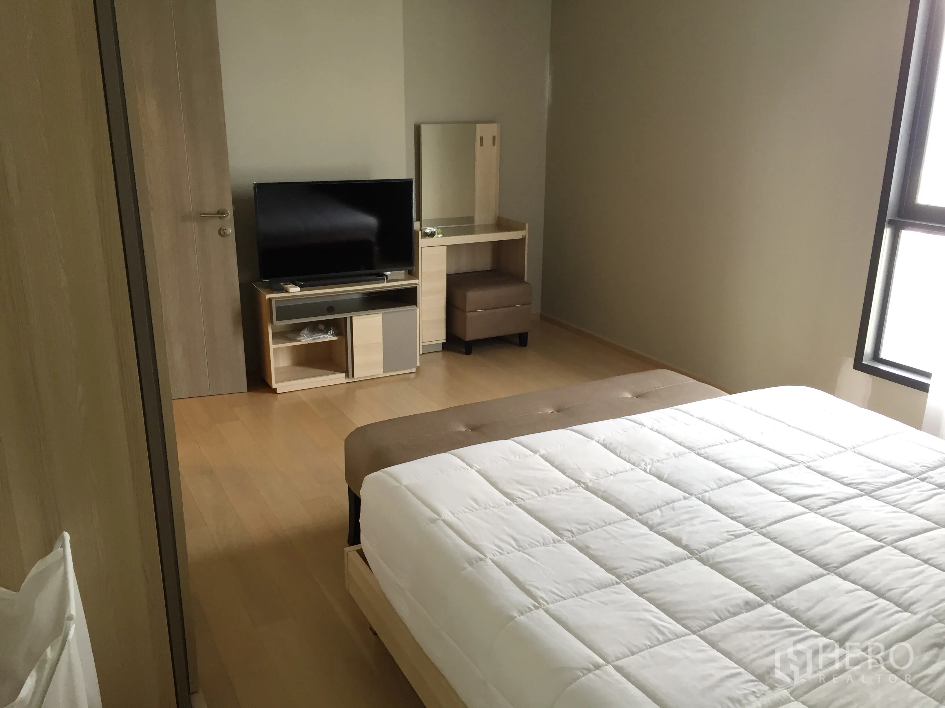 公寓 出租在Watthana, Bangkok - 次卧配电视柜、梳妆台与大窗，采光充足。