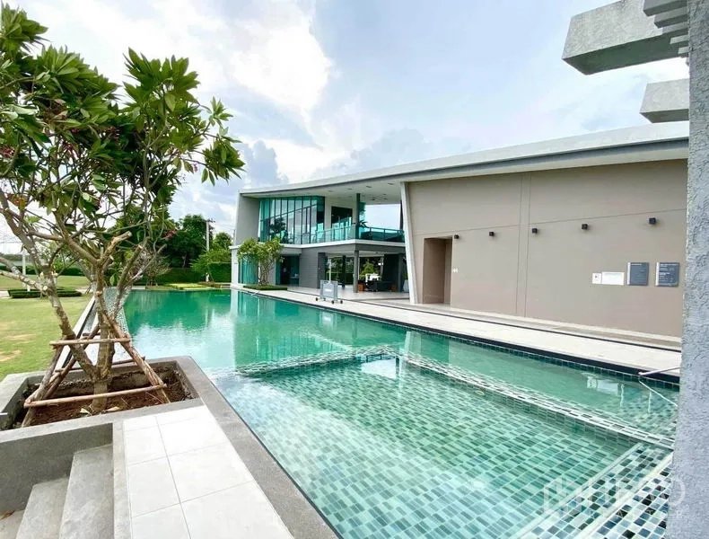 บ้าน ขายในPrawet, Bangkok - คลับเฮาส์โครงการพร้อมสระว่ายน้ำกลางแจ้งขนาดใหญ่และพื้นที่นั่งพัก