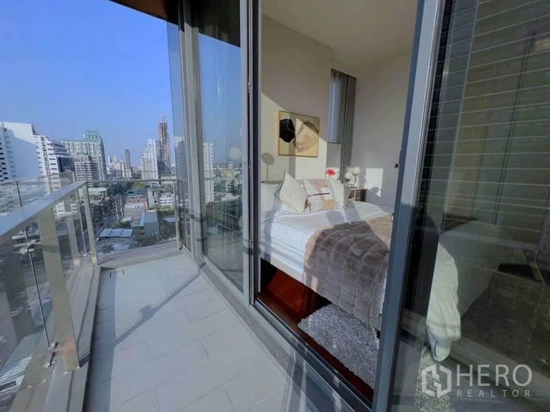 公寓 出租在Watthana, Bangkok - 卧室连通玻璃阳台，俯瞰通罗城市天际线景观。