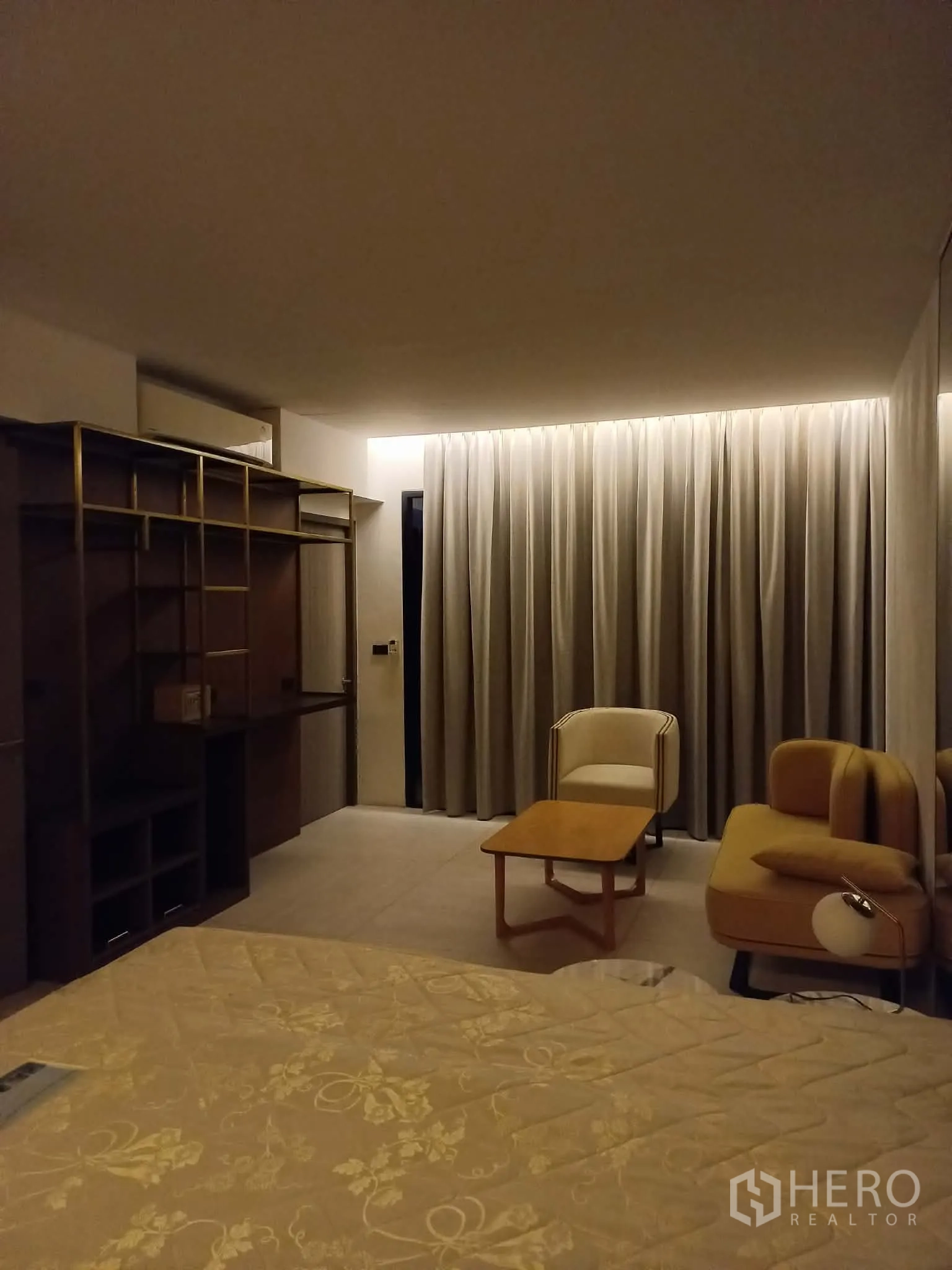 带办公室的家 for rent in Suan Luang, Bangkok - 宽敞套间，配定制置物架、整墙窗帘、沙发与床区，适合居住办公一体。
