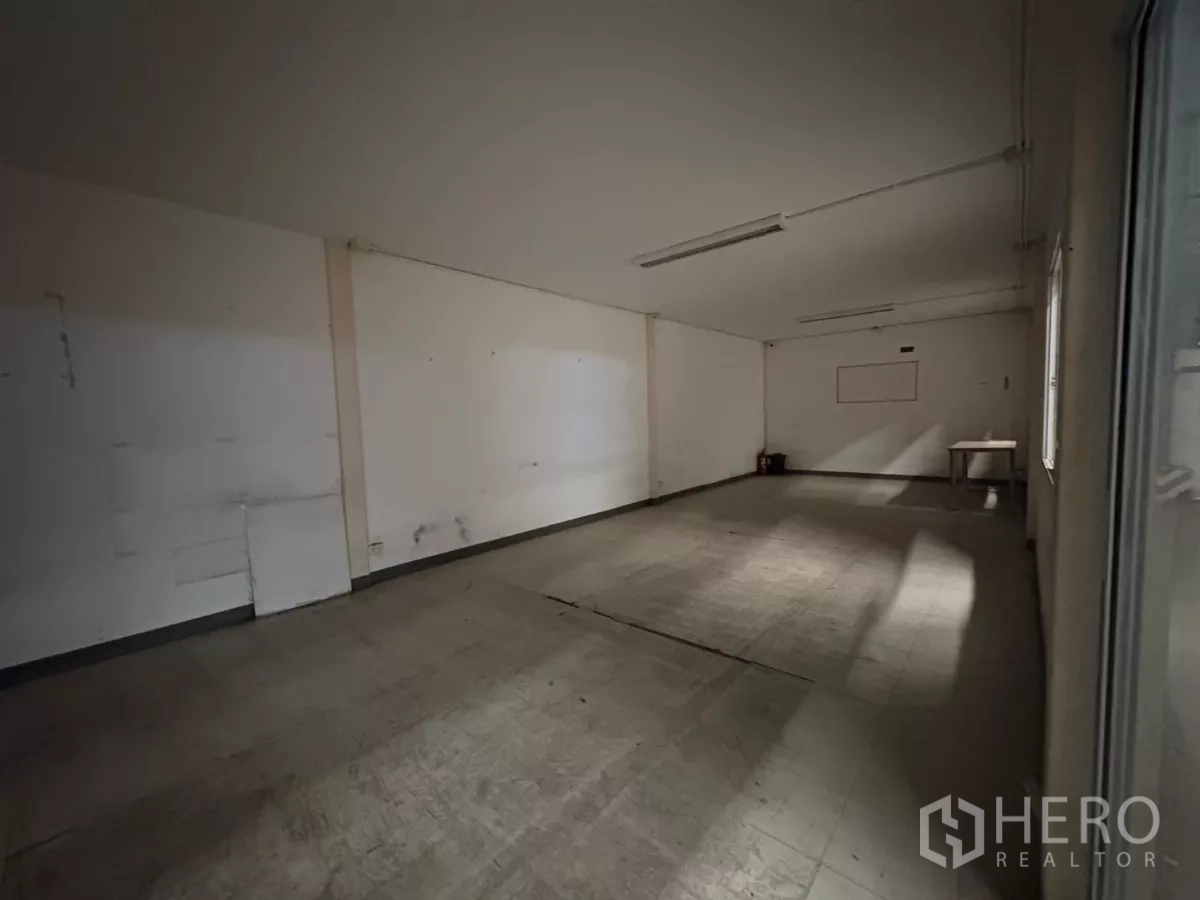 Warehouse for rent in Mueang Samut Prakan, Samut Prakan - Large second-floor office room with windows overlooking the warehouse.