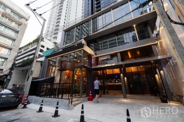พื้นที่ขายปลีก ให้เช่าในWatthana, Bangkok - อาคารพาณิชย์ภายนอกสมัยใหม่ หน้ากระจกทั้งบาน มีเทอเรซและแสงไฟหน้าร้านยามค่ำ.