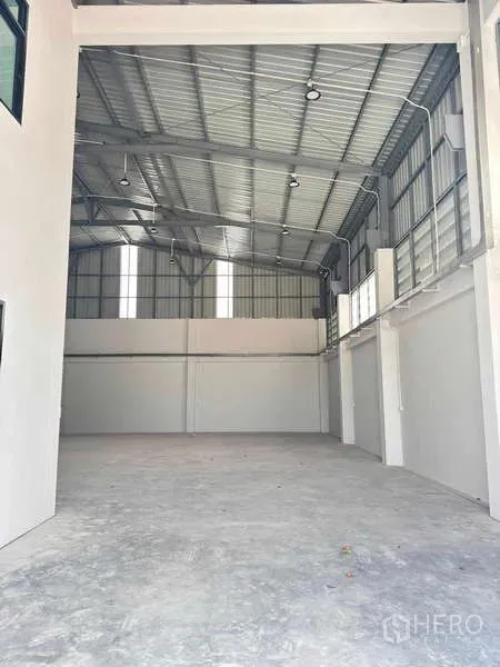 货栈 出租在Mueang Rayong, Rayong - 深进深库位，钢结构屋架与高侧窗采光。