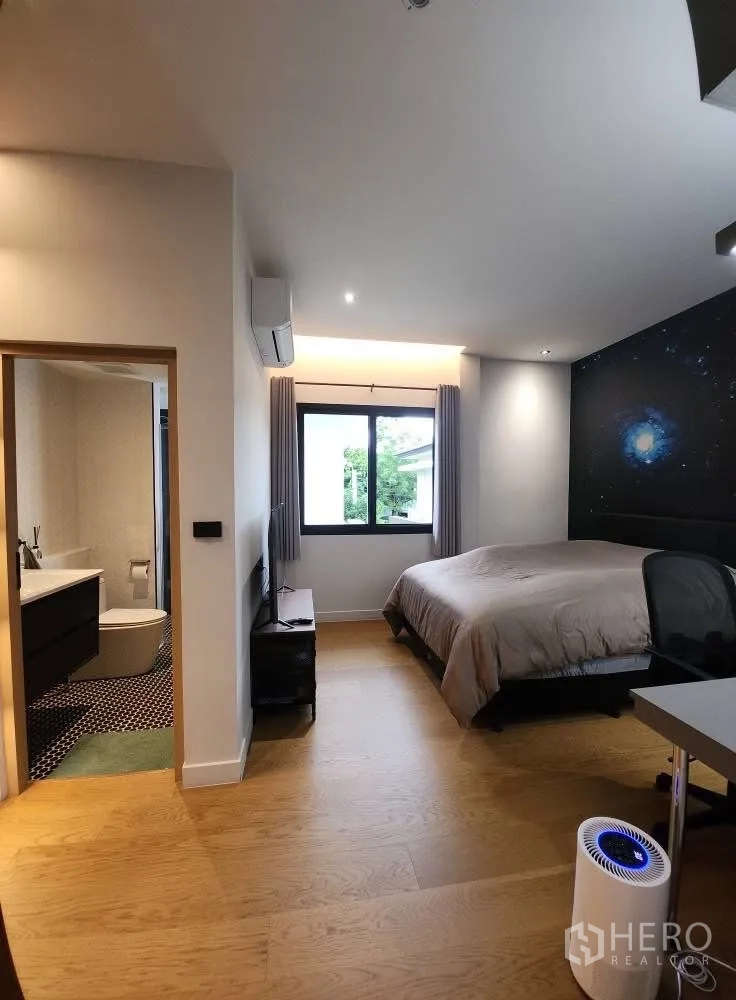 บ้าน ให้เช่าในBang Phli, Samut Prakan - ห้องนอนมีห้องน้ำในตัว หน้าต่างบานใหญ่และมุมทำงาน