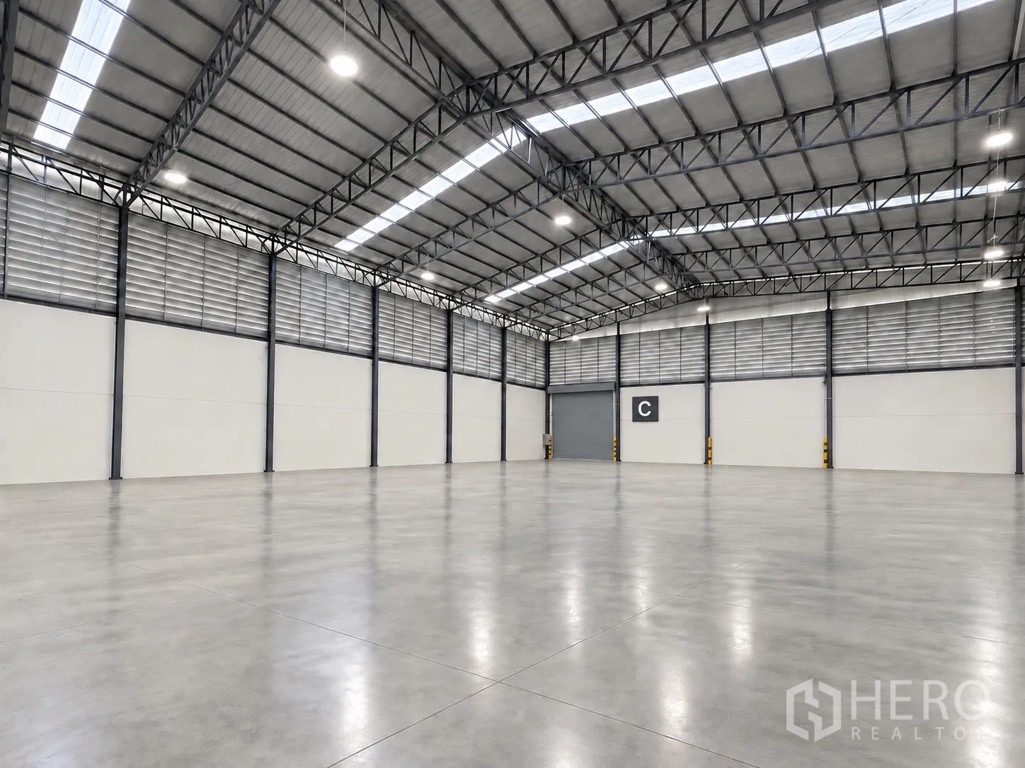 โรงงาน for rent in Mueang Samut Sakhon, Samut Sakhon - พื้นที่โรงงานแบบเปิดโล่ง เพดานสูง ไฟสว่าง พื้นคอนกรีต และประตูม้วนขนาดใหญ่หมาย C