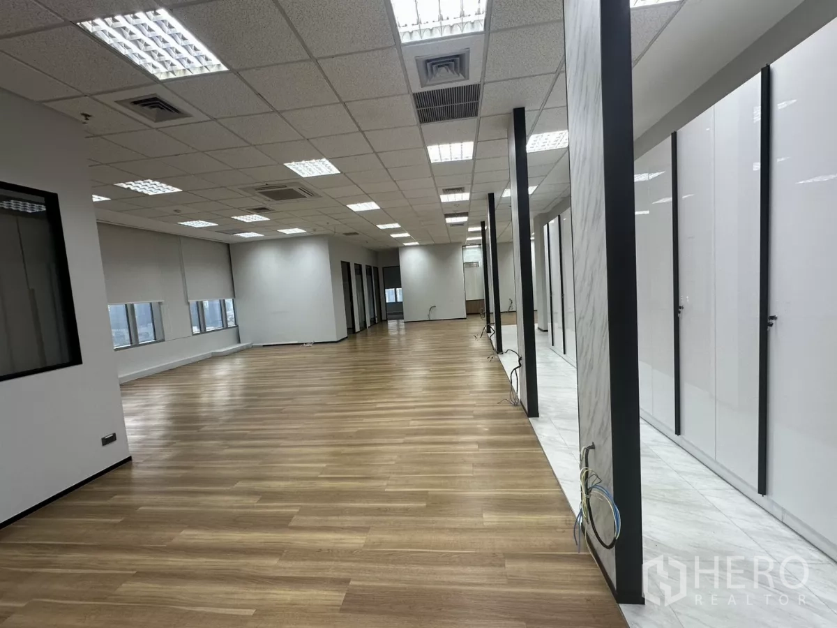 办公空间 出租在Watthana, Bangkok - 宽阔协作区，木地板、仿石柱与预留工位布线。