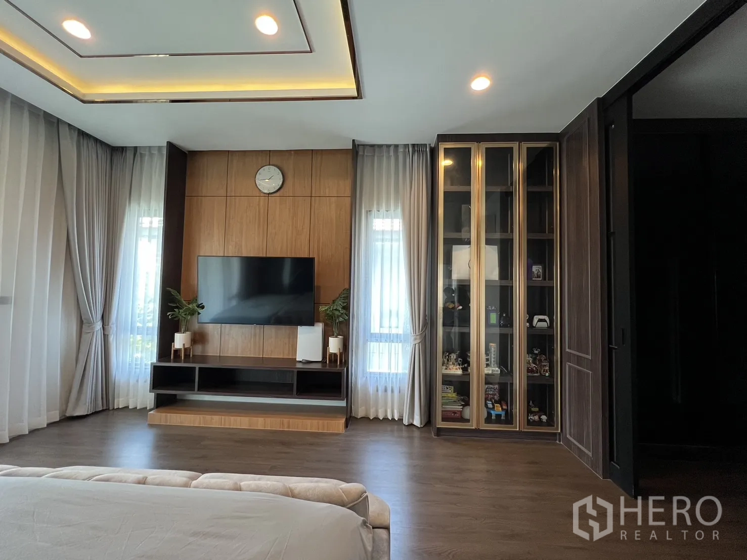 บ้าน ให้เช่าหรือขายในBang Kapi, Bangkok - มุมตรงห้องนอนใหญ่ ตู้โชว์กระจก และม่านสูงจรดเพดาน