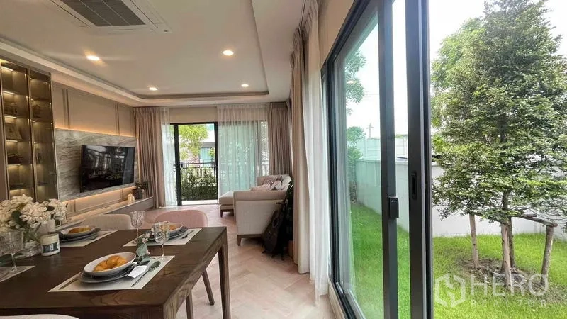 บ้าน ให้เช่าในBang Phli, Samut Prakan - มุมรับประทานอาหารเปิดสู่สนามหญ้าผ่านประตูกระจกบานเลื่อนเต็มบาน