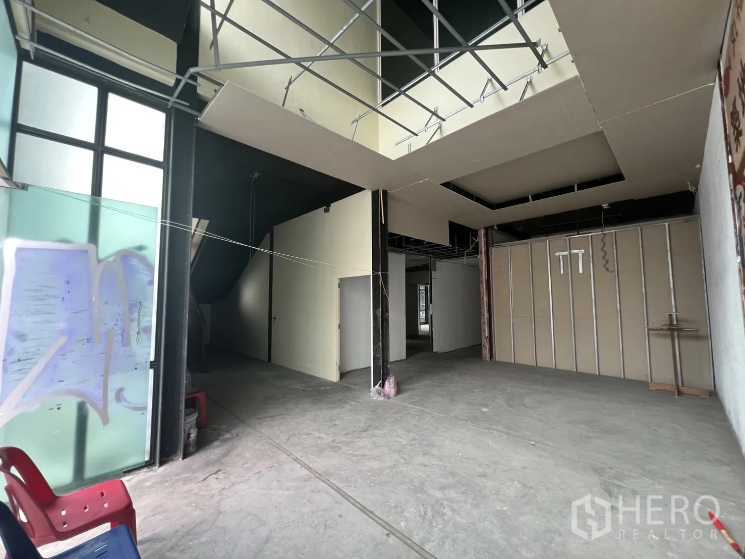Retail Space for rent in Watthana, Bangkok - Open-plan ground floor with high ceiling, partitions and concrete flooring.