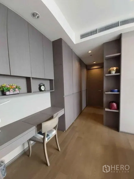 公寓 出售在Bang Rak, Bangkok - 走廊书桌角，壁挂柜与开放展示搁架，收纳充足。