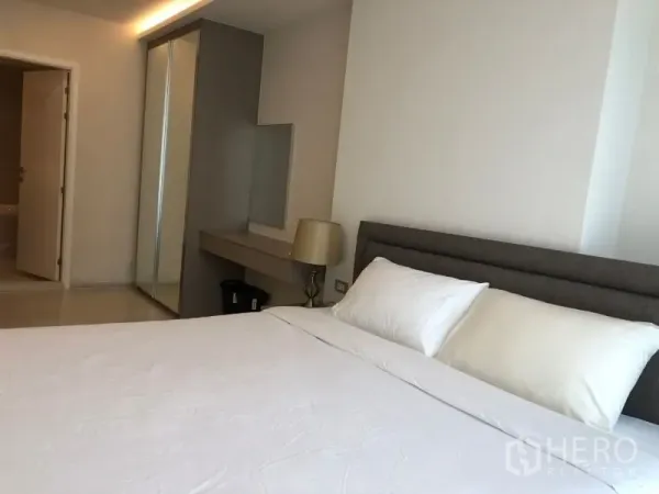 Condominium for sale in Khlong Toei, Bangkok - Master bedroom featuring built‑in wardrobe, vanity and upholstered headboard.