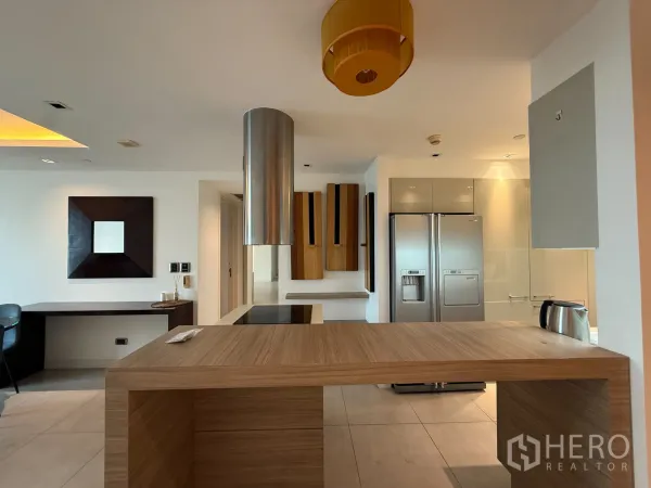 公寓 出租在Phaya Thai, Bangkok - 现代厨房，木质中岛，不锈钢冰箱与整面柜体。
