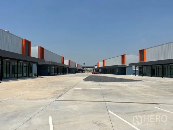 คลังสินค้า ให้เช่าในBang Phli, Samut Prakan - ถนนหลักระหว่างแถวโกดังสองฝั่ง พื้นที่กลับรถบรรทุกกว้างขวาง