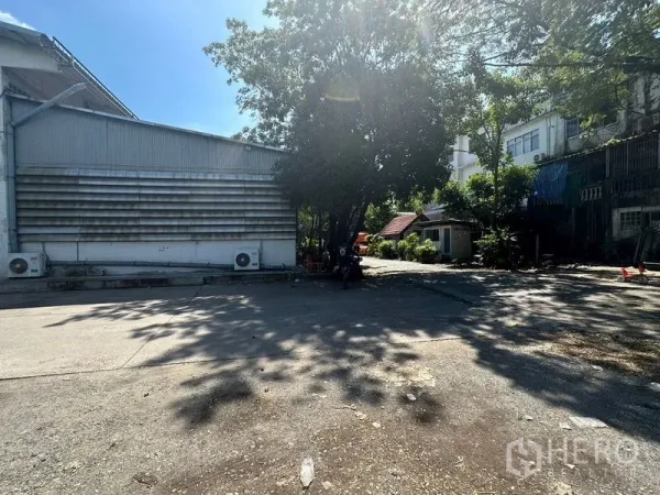 คลังสินค้า ให้เช่าในSuan Luang, Bangkok - ลานกลางแจ้งข้างโกดัง มีร่มเงาต้นไม้ เหมาะสำหรับกลับรถและจอดรถบรรทุก