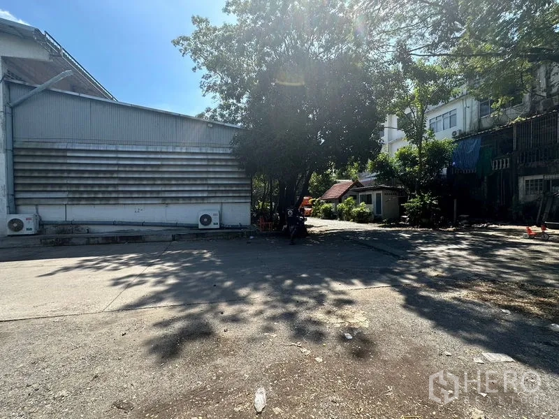 คลังสินค้า ให้เช่าในSuan Luang, Bangkok - ลานกลางแจ้งข้างโกดัง มีร่มเงาต้นไม้ เหมาะสำหรับกลับรถและจอดรถบรรทุก