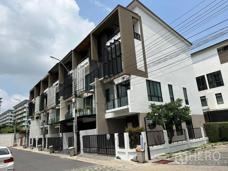 联排别墅 出租在Khlong Toei, Bangkok - 曼谷空堤区安静街道上的现代多层联排别墅外观。
