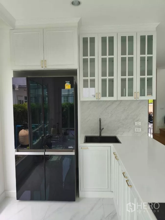 บ้าน ให้เช่าในBang Phli, Samut Prakan - ซิงก์ครัวก๊อกสีดำ ผนังลายหินอ่อน และตู้แขวนบานกระจก