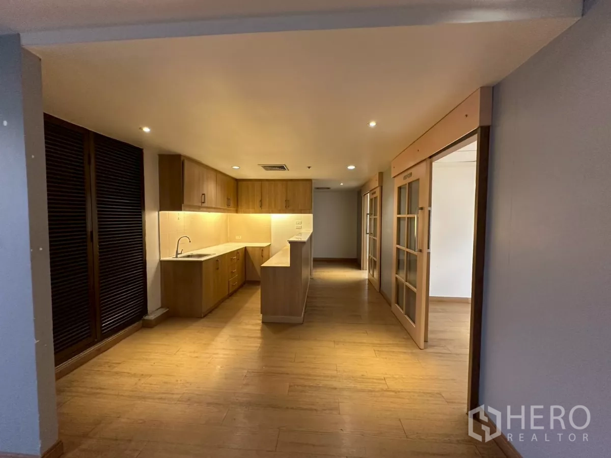 Office Space for rent in Khlong Toei, Bangkok - Pantry area with built-in cabinets, sink, and service counter.