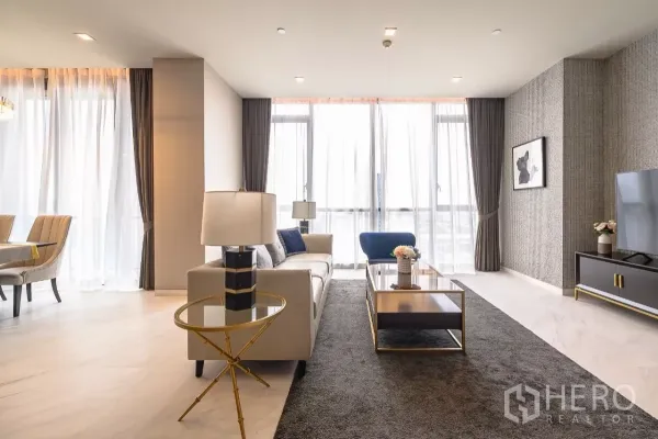 คอนโด ให้เช่าในWatthana, Bangkok - ห้องนั่งเล่นสว่างหันสู่มุมทานอาหาร หน้าต่างบานใหญ่ ชั้นวางทีวี โทนสีอบอุ่น