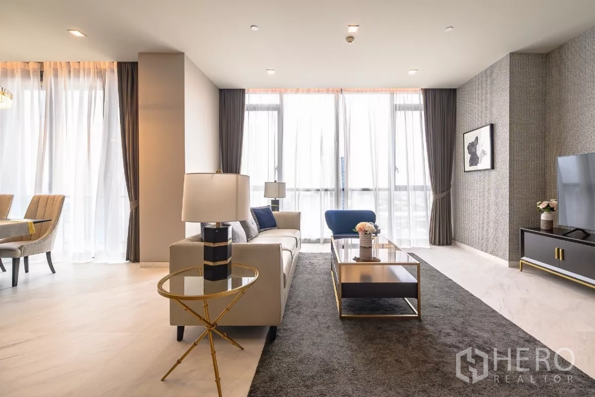 คอนโด ให้เช่าในWatthana, Bangkok - ห้องนั่งเล่นสว่างหันสู่มุมทานอาหาร หน้าต่างบานใหญ่ ชั้นวางทีวี โทนสีอบอุ่น