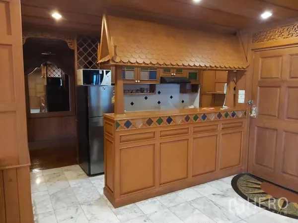 公寓 出租在Samphanthawong, Bangkok - 泰式厨房，木柜与彩色瓷砖吧台，配不锈钢冰箱。